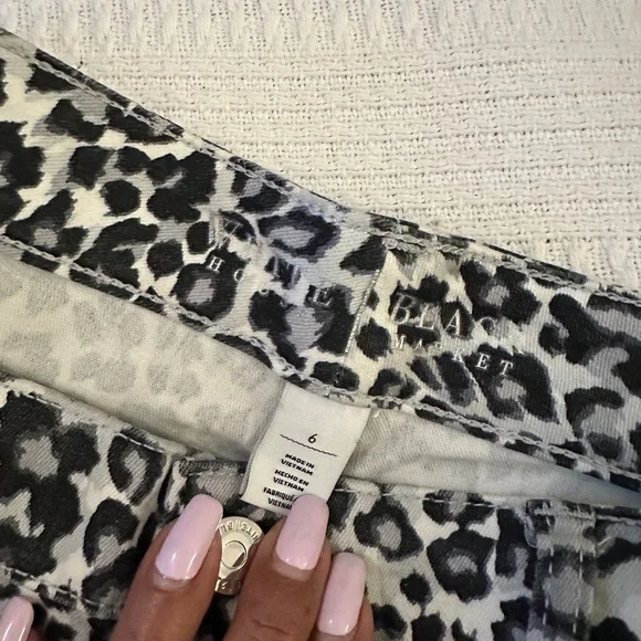 White House Black Market Women's Jeans in Leopard, White, and Blue - Picture 5 of 5